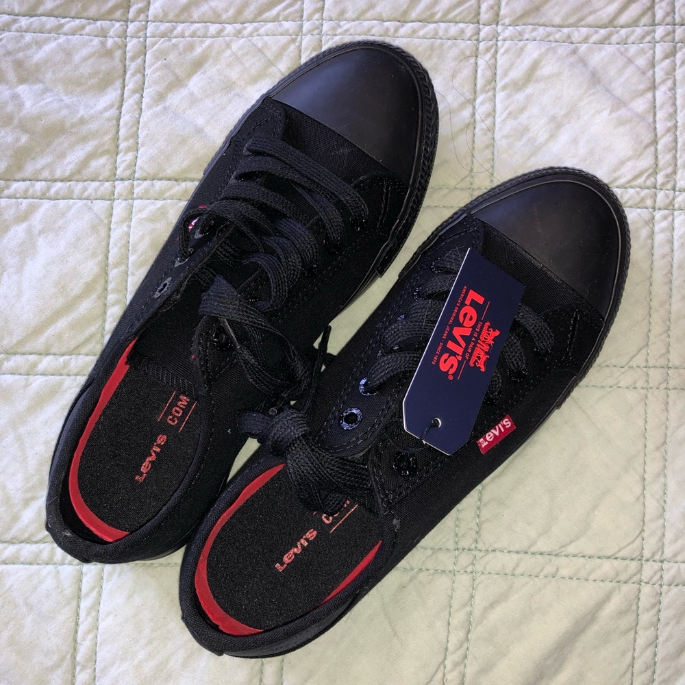 Levi’s black sneaker